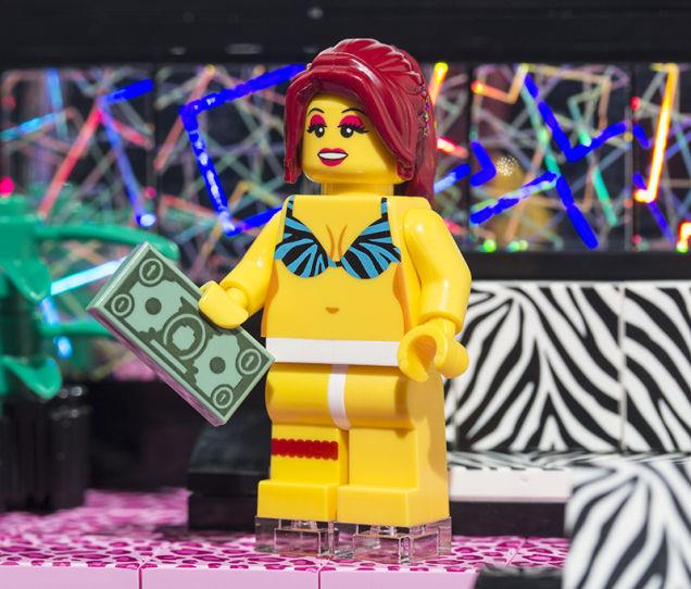 Una delle spogliarelliste del Lego Strip Club