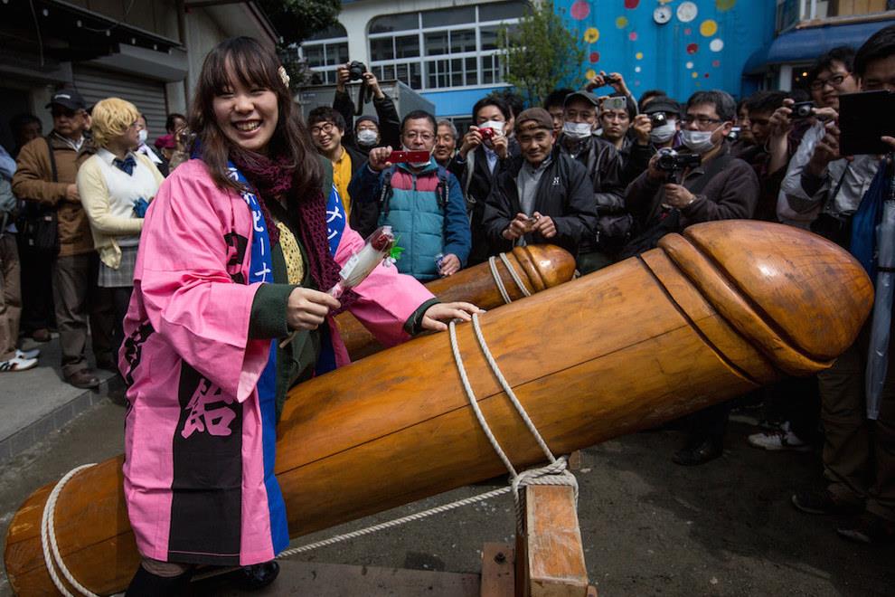 Fanciulla a cavallo di un gigantesco pene di legno