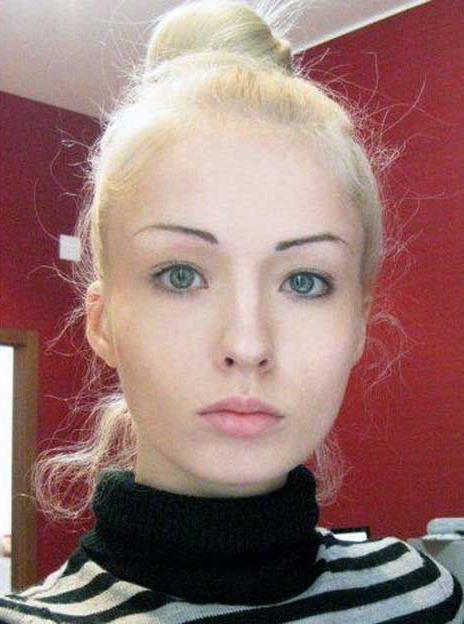 Modella che vuole somigliare a Barbie