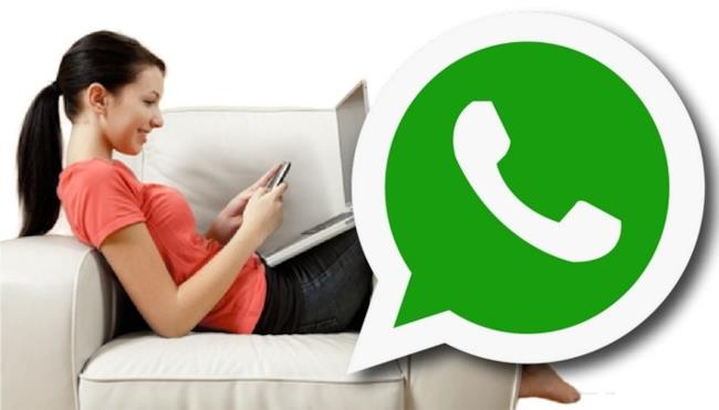 WhatsApp: inutile cancellare i messaggi inviati, tanto si recuperano Una ragazza che utilizza