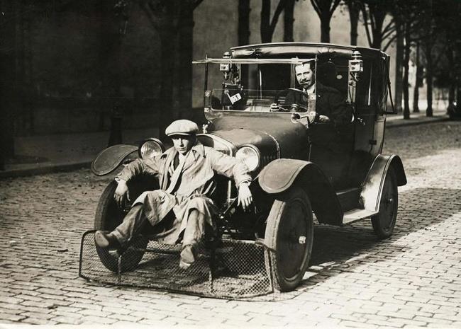 Immagine che raffigura un'auto della polizia con un paraurti anti sommossa