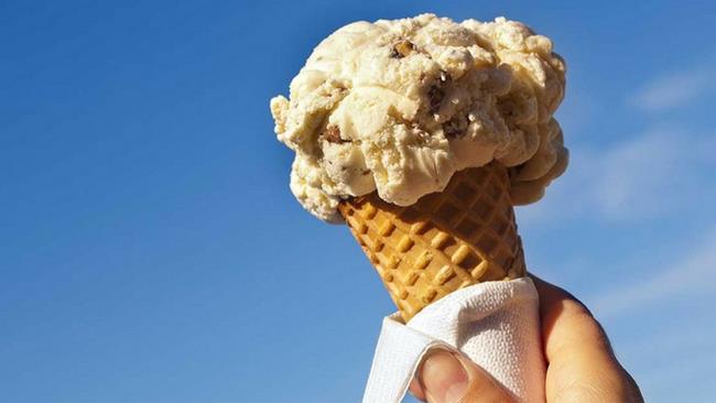 Compra un gelato a Palermo, ma dentro trova un dito tagliato un cono gelato