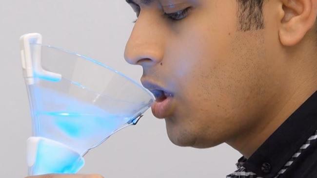 Il bicchiere high-tech che trasforma l'acqua naturale in cocktail Vocktail in azione