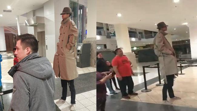 Per evitare di pagare due biglietti, due ragazzi si sono presentati al cinema travestiti da un altissimo uomo con addosso un trench Due foto dei ragazzini travestiti