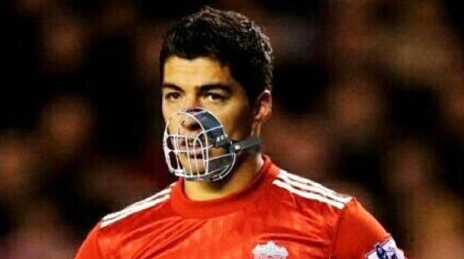 Suarez che morde Chiellini e la chiusura del Mondiale il calciatore uruguaiano Suarez