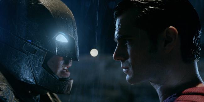 Batman e Supermen in una scena di Batman v Superman