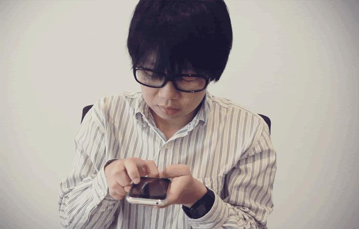 GIF di un dito di un giapponese che scorre su uno smartphone
