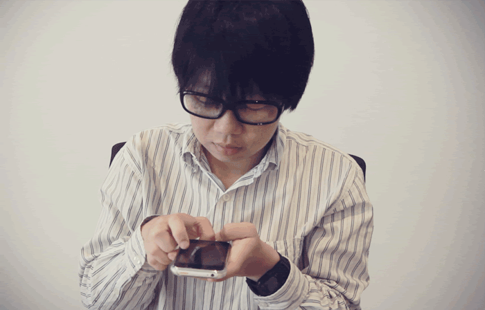 GIF di un dito di un giapponese che scorre su uno smartphone