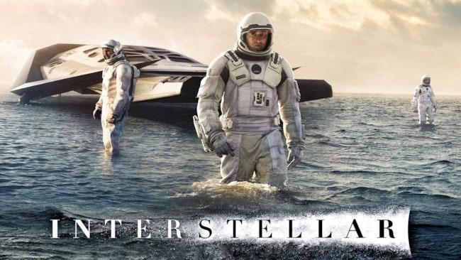 La copertina del film Interstellar Tre personaggi di Interstellar sul primo pianeta.
