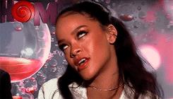 Rihanna è totalmente annoiata - GIF di reazione ai commenti, le più divertenti da usare su Whatsapp e Facebook
