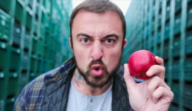 Chef Rubio sbarca in Val di Non con Unti e Bisunti 2 Chef Rubio con una mela