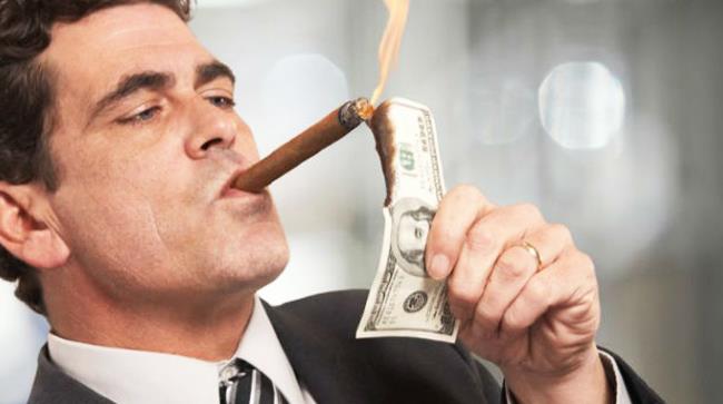 Milionario che decide di regalare soldi Un milionario californiano ha deciso di regalare dei soldi in una sorta di caccia al tesoro