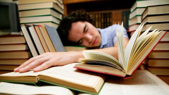 Niente più libri con la Biblioteca Umana Uomo addormentato sui libri