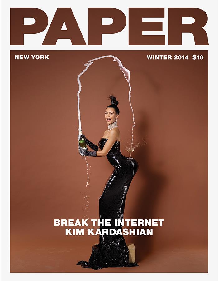 Kim Kardashian con un bicchiere in bilico sul sedere