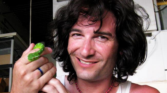 Steve Ludwin si inietta ogni giorno veleno di serpente Steve Ludwin si inietta veleno di serpente nelle vene