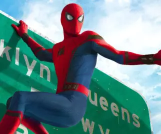 Spider-Man aggrappato ad un cartello stradale
