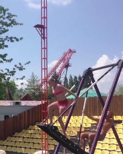 Una ragazza esegue un tuffo spettacolare - Le GIF più divertenti da scaricare e condividere su Facebook e WhatsApp