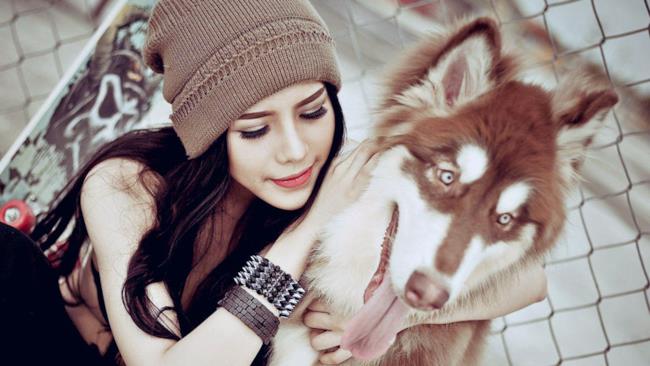PetMe è il social petwork tutto italiano per gli animali e i loro padroni Una ragazza col suo cane: i candidati ideali per il social petwork