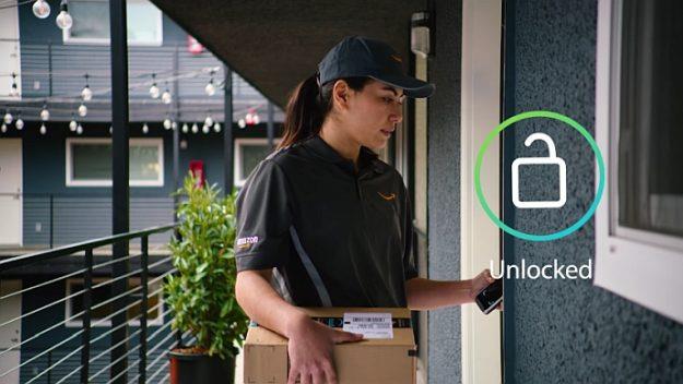La chiave di Amazon che permette ai postini di entrarti in casa Il corriere di Amazon che entra in una casa