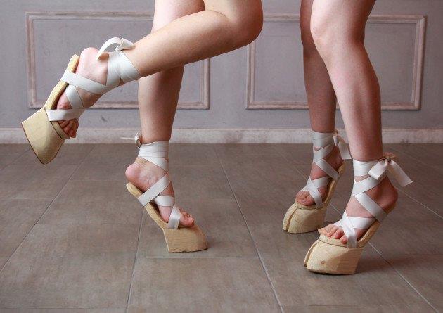 I sandali a zoccolo sono disponibili con nastro bianco, nero o rosso