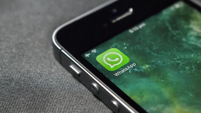 Arrivano su Whatsapp le videochiamate di gruppo Uno smartphone con l'icona di whatsapp
