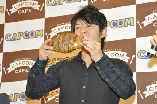 Ryozo Tsujimoto mostra la generosità delle porzioni del CAPCOM Café