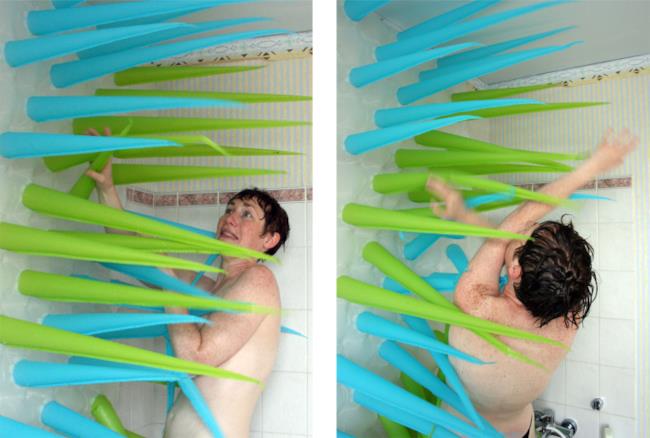Ecco la tenda che accorcia le tue docce (per risparmiare acqua) La tenda per la doccia per il risparmio idrico in azione