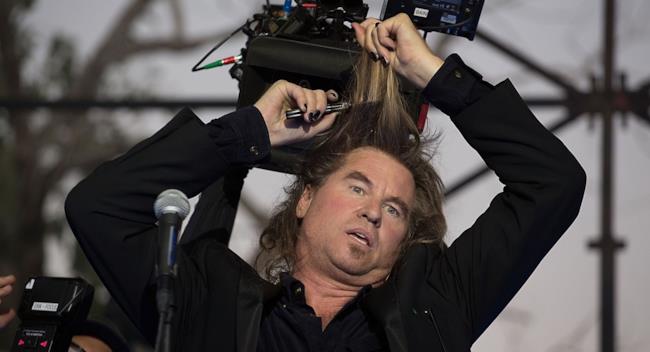 Il concept per un sequel di Breaking Bad è su Kickstarter e comprende Val Kilmer e Slash Val Kilmer si taglia i capelli