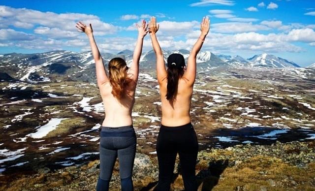 Topless Tour, la moda di mostrare le bellezze del mondo...e le proprie! Esempio di foto del "progetto" The Topless Tour