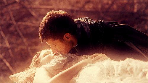 GIF del bacio alla bella addormentata