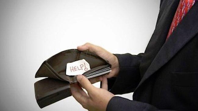 Lavoro, ecco quanto sono bassi gli stipendi dei neolaureati in Italia Un giovane neolaureato e il suo portafogli vuoto