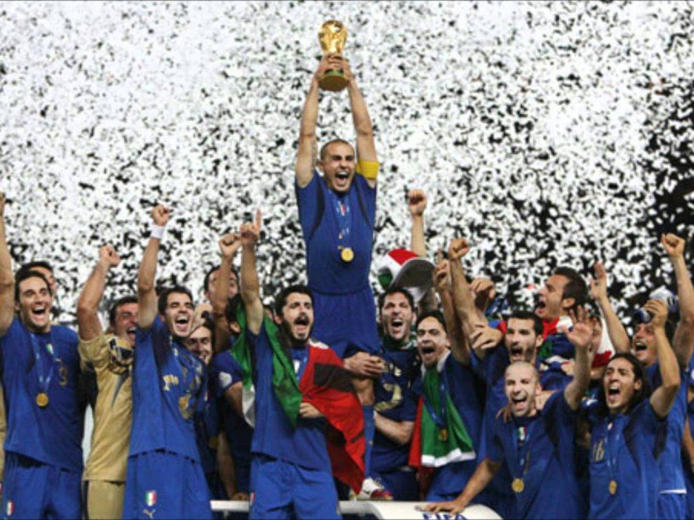 La foto della squadra con la coppa