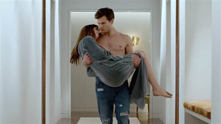Christian e Anastasia in una scena del film Cinquanta Sfumature di Grigio