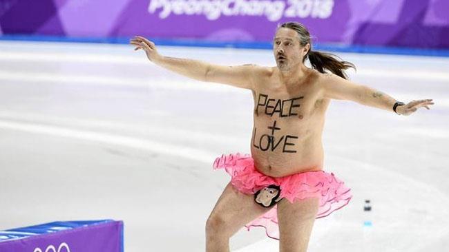 Mark Roberts corre nudo alle Olimpiadi in Corea del Sud Mark Roberts durante la sua irruzione alle Olimpiadi in Corea del Sud