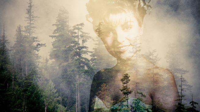 Una foto della ragazza in doppia esposizione