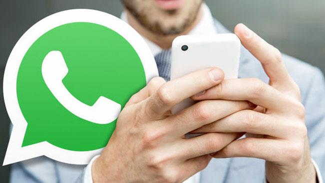 I migliori video di aprile 2018 da scaricare gratis e condividere su WhatsApp Un ragazzo guarda il suo smartphone