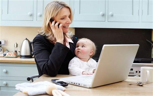 Come si poteva chiamare una bambina il cui nome è stato scelto da internet? Cthulhu Un bambino davanti al computer