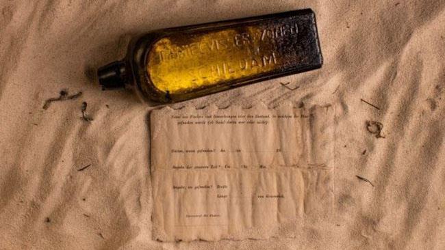 Ritrovato il messaggio in bottiglia più antico del mondo L'antica bottiglia e il messaggio ritrovato al suo interno