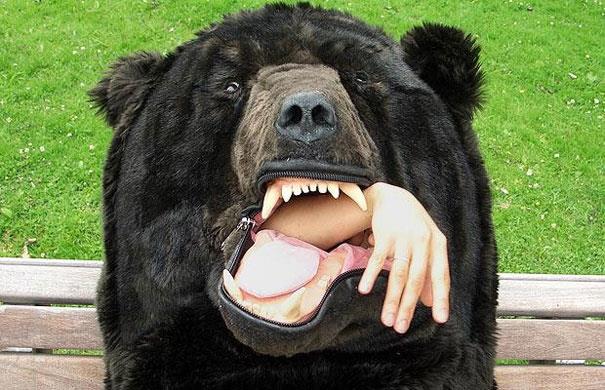 Braccio che esce dal sacco a pelo a forma di orso