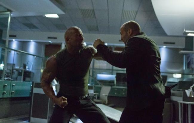 The Rock e Jason Statham si scontrano in Fast & Furious The Rock e Jason Statham in una scena di Fast & Furious