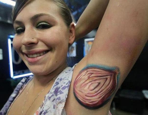 Una cipolla tatuata sulle ascelle - I peggiori tatuaggi mai realizzati
