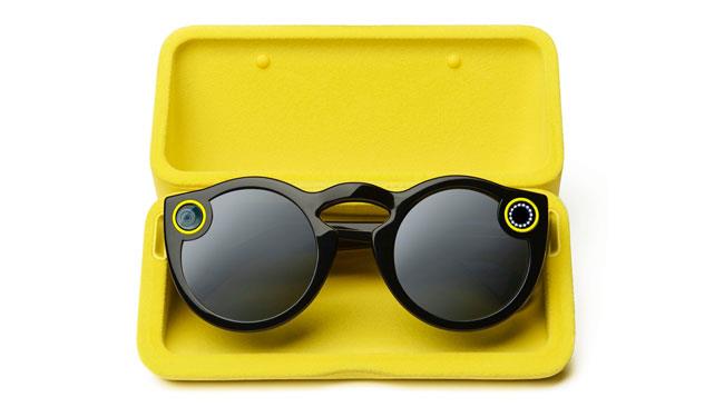 Gli Snapchat Spectacles sono pronti a colpire. Snapchat Spectacles nella loro custodia gialla