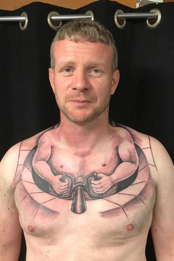 Un tatuaggio brutto sul petto - I peggiori tatuaggi mai realizzati