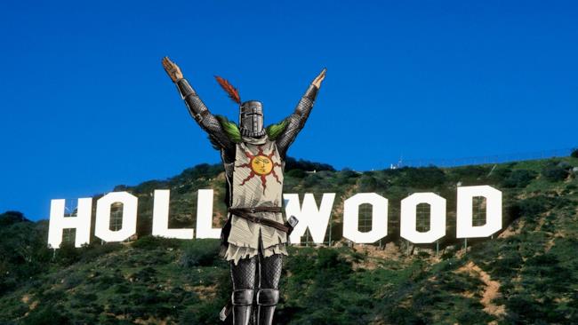 Grazie a YouTube è possibile vedere la trilogia di fan film dedicati a Dark Souls Il cavaliere Solaire di Astora saluta il sole davanti alla scritta di Hollywood