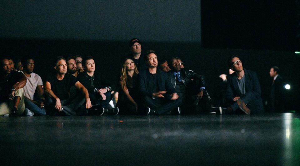 Il cast di Avengers - Infinity War al D23 Expo 2017, mentre guardano tutti insieme il trailer di Infinity War.