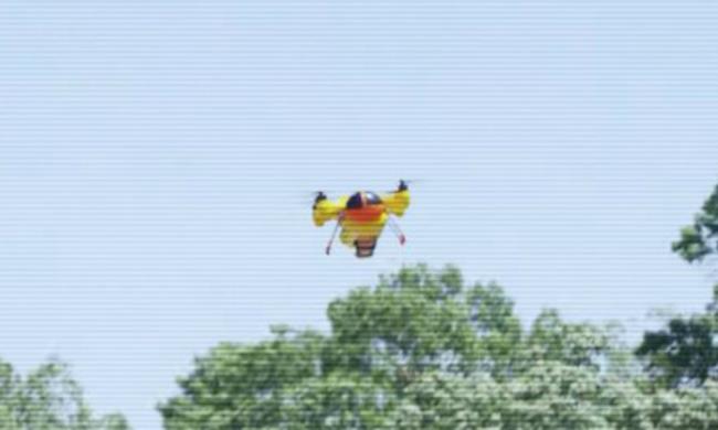 WienerDrone di Oscar Mayer Drone volante che consegna hot dogs in volo