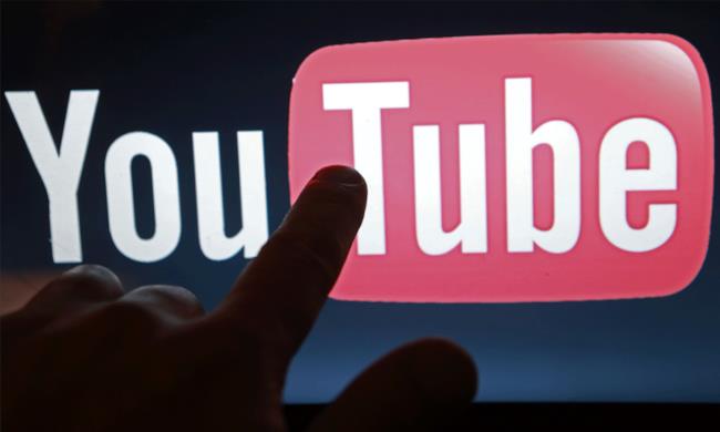 YouTube come una droga, crea dipendenza Dito che tocca la schermata principale di YouTube