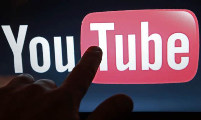 YouTube come una droga, crea dipendenza Dito che tocca la schermata principale di YouTube