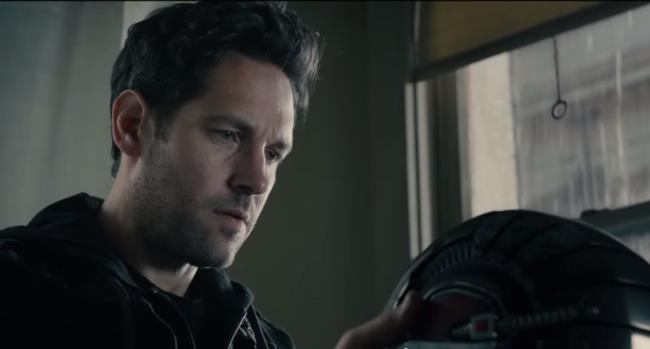 I nuovi video di Ant-Man svelano i piani di calabrone e scene inedite Scott Lang in una scena di Ant-Man