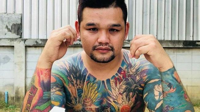 Un fan di Dragon Ball ha il corpo pieno di tatuaggi ispirati alla serie Il busto del ragazzo è ricoperto di tattoo